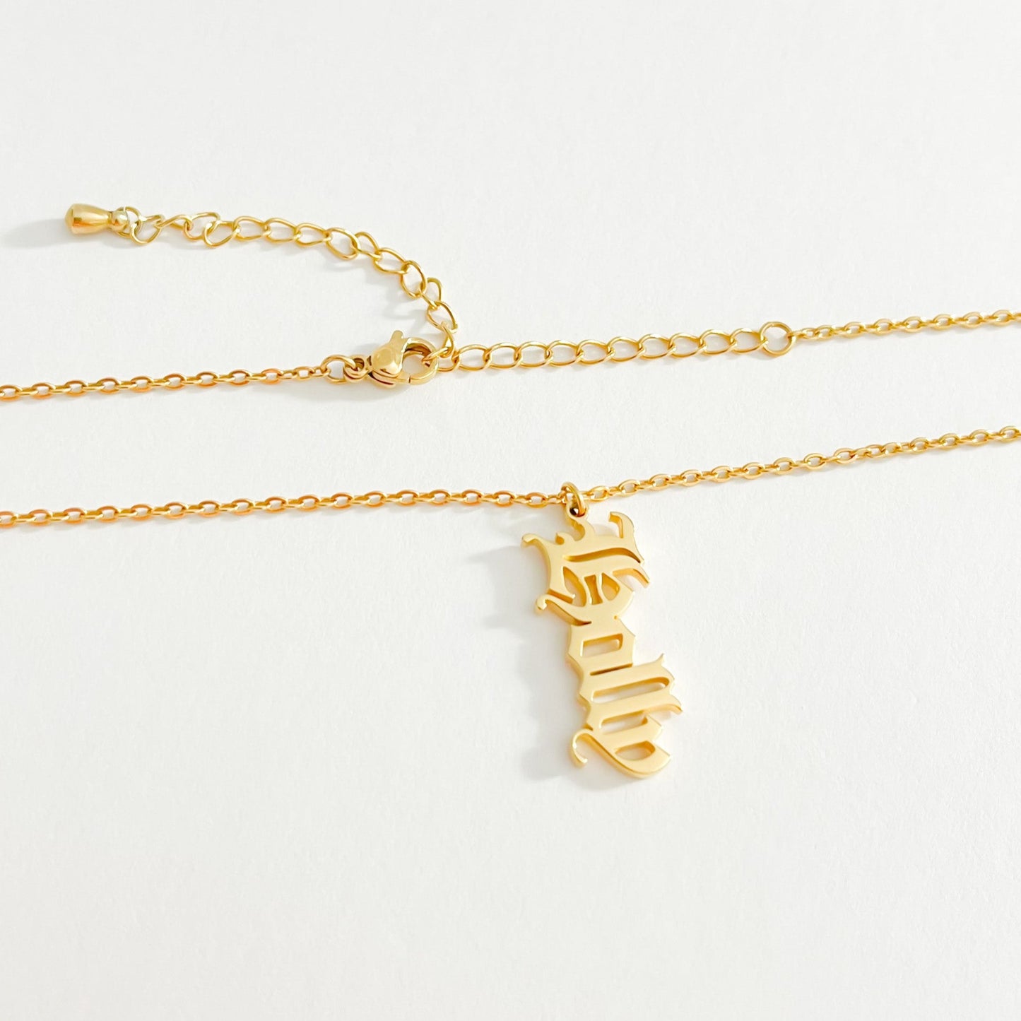 THE VERTICAL OLD ENGLISH NAME NECKLACE